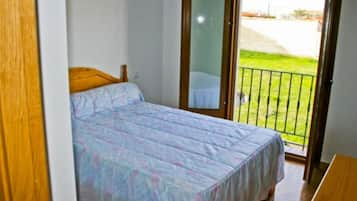 3 habitaciones, tabla de planchar con plancha y ropa de cama 