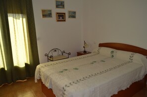 3 habitaciones, tabla de planchar con plancha y ropa de cama