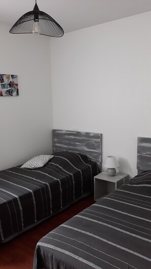 2 Schlafzimmer, Bügeleisen/Bügelbrett