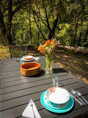 Outdoor dining - Glamping in the Redwoods, with hot tub! The Knoll (Garberville)
