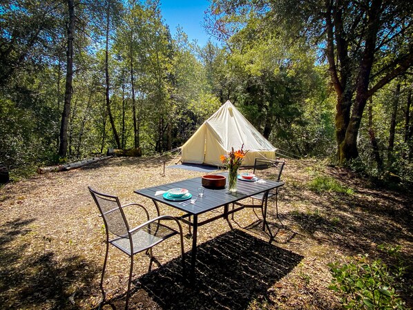 Outdoor dining - Glamping in the Redwoods, with hot tub! The Knoll (Garberville)