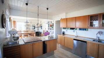 Lovely 2Br Home| Nature | 20Min Walk Downtown | Private kitchen | Full-sized fridge, microwave, oven, stovetop