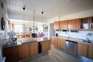 Lovely 2Br Home| Nature | 20Min Walk Downtown | Private kitchen | Full-size fridge, microwave, oven, stovetop