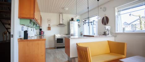 Lovely 2Br Home| Nature | 20Min Walk Downtown | Zona de estar | Televisión de pantalla plana de 32 pulgadas con canales por satélite