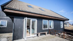 Lovely 2Br Home| Nature | 20Min Walk Downtown | Terrace/patio - Lovely Apartments - 20 min walk from city centre (Tórshavn)