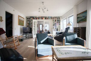 Lovely 2Br Home| Nature | 20Min Walk Downtown | Living room