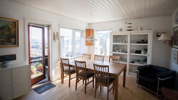 Lovely 2Br Home| Nature | 20Min Walk Downtown | Ruang makan