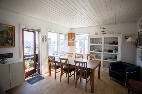 Lovely 2Br Home| Nature | 20Min Walk Downtown | Dining room