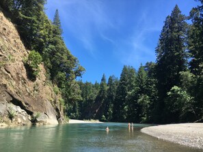 A river surrounded by dense forest and rocky cliffs. - Glamping in the Redwoods, with a hot tub! The Orchard (Garberville)