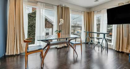 Luxe Penthouse Loft on Main St- Steam Shower, Elevator, Parking, Views, Kitchen