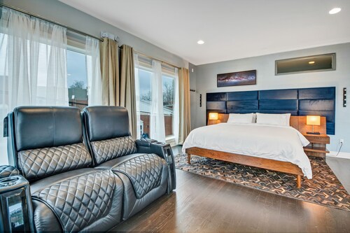 Luxe Penthouse Loft on Main St- Steam Shower, Elevator, Parking, Views, Kitchen