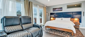 Luxe Penthouse Loft on Main St- Steam Shower, Elevator, Parking, Views, Kitchen