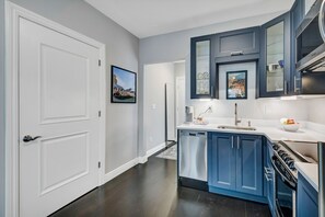 Frigorífic, microones, forn i placa de cuina 