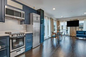 Frigorífic, microones, forn i placa de cuina 