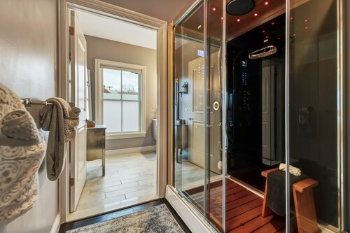 Luxe Penthouse Loft on Main St- Steam Shower, Elevator, Parking, Views, Kitchen