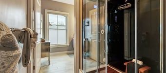 Luxe Penthouse Loft on Main St- Steam Shower, Elevator, Parking, Views, Kitchen