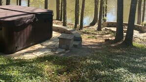 Boblebad i et skovområde med en sø i baggrunden.