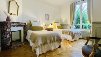 8 Schlafzimmer, Schreibtisch, BĂŒgeleisen/BĂŒgelbrett, Reisekinderbett