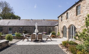 Outdoor dining - THE STEADING AT WEST LYHAM - stunning, sophisticated five bedroom hideaway  (Chatton)