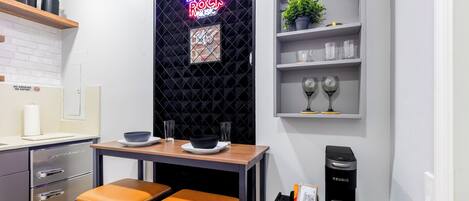 Een koelkast, een magnetron, een koffiezetapparaat/waterkoker