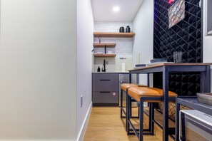 Kühlschrank, Mikrowelle, Herdplatte, Wasserkocher mit Kaffee-/Teezubehör
