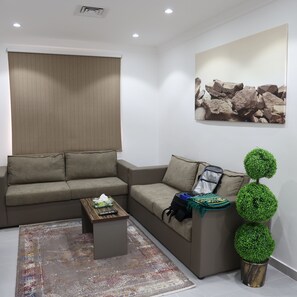 Family Apartment, 2 Bedrooms | Ruang tamu | 40 inci sebuah televisyen pintar dengan satelit, TV 