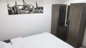 Peti besi dalam bilik, langsir/tirai gelap terus, kalis bunyi 