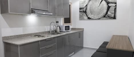 Departamento familiar, 2 habitaciones | Cocina privada | Frigobar, microondas, tetera eléctrica y congelador