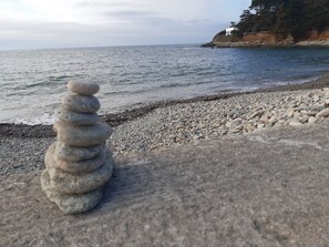 A pebble beach with a stack of stones and a view of the ocean. - Charming little house 5 minutes' walk from the beach (Locquirec)