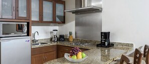 Mikrowelle, Wasserkocher mit Kaffee-/Teezubehör