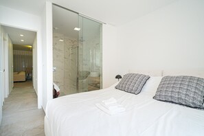 3 室のベッドルーム、アイロン / アイロン台、WiFi (無料)、ベッドシーツ