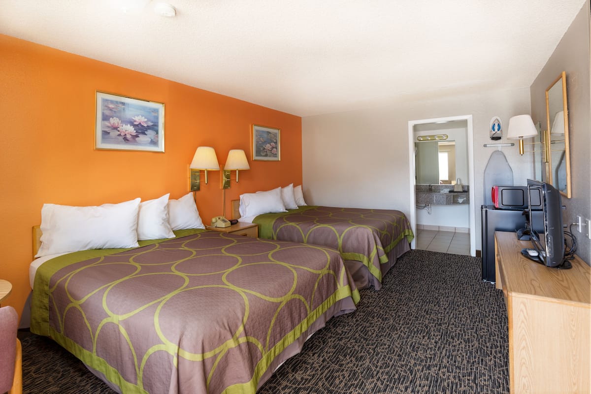 Quarto standard, 2 camas Queen | Ferros/tábuas de passar roupa, Wi-Fi de cortesia, roupa de cama