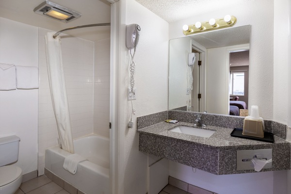 Combined shower/tub, hair dryer, towels