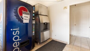 A vending machine with a Pepsi logo and a notice that cash is only accepted.