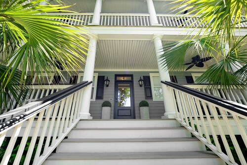High-End Beach Home, Walking Distance to Beach & Close To Town - On The Half Shell!