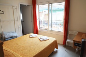 Desk, iron/ironing board, free WiFi, bed sheets - Pensión Colibrí (Calella)