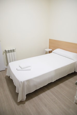 Economy Single Room | Desk, iron/ironing board, free WiFi, bed sheets - Pensión Colibrí (Calella)