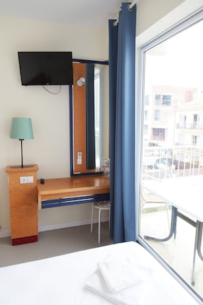 Panoramic Double Room | Desk, iron/ironing board, free WiFi, bed sheets - Pensión Colibrí (Calella)