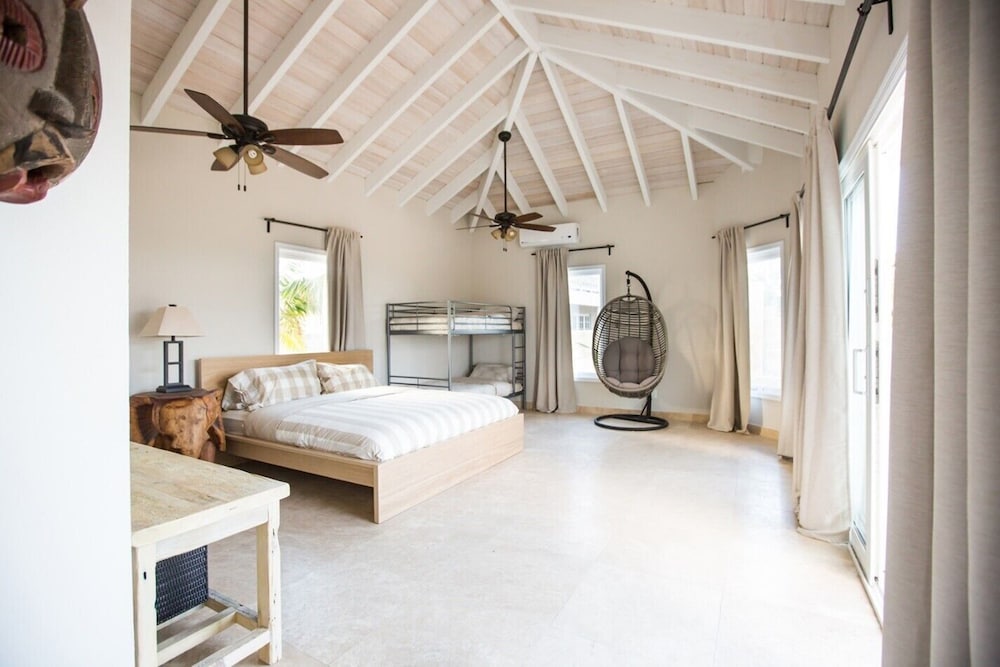 Elemni For 10 People Ocean Front, Beach, Pool, Ac, Basic Car - Îles Turks et Caïques