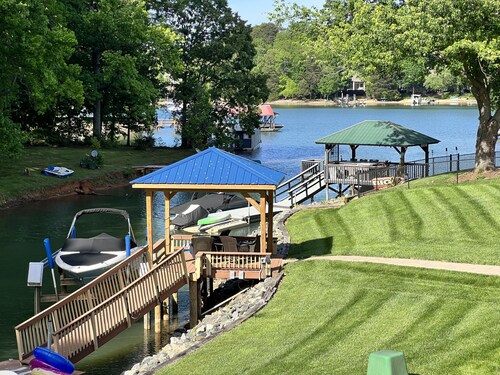 PARADISE FOUND!! Waterfront Lake Retreat w. Dock Fish, Boat, Swim. Pet-Friendly!