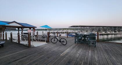 PARADISE FOUND!! Waterfront Lake Retreat w. Dock Fish, Boat, Swim. Pet-Friendly!