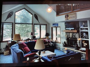 Smart TV, fireplace, printers - Beautiful Mtn Haus in Blue River. 10 mins from skiing. (Blue River)