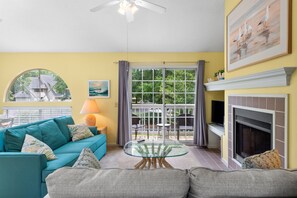 Smart TV, fireplace - Kingston Cumberland 5E split level loft,pool,Beach (Myrtle Beach)