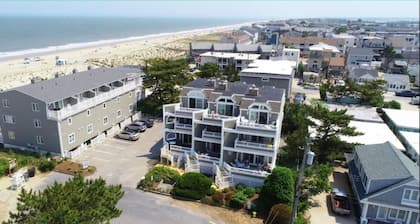 BEACH VIEWS FROM ALL 5 DECKS! HOT TUB! STEPS TO THE BEACH - FRI TO FRI RENTALS