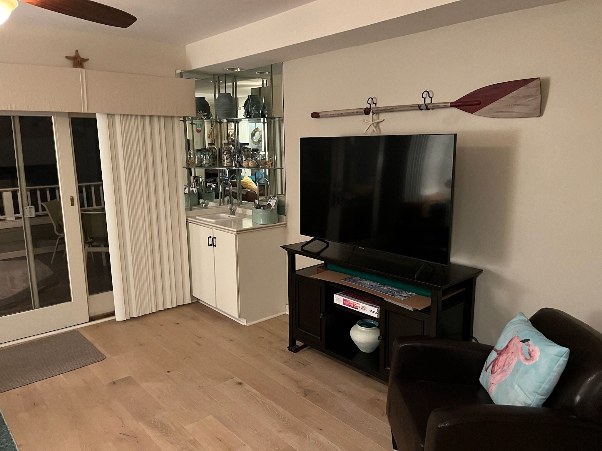 TV connectée, cheminée, jeux vidéo, table de tennis de table