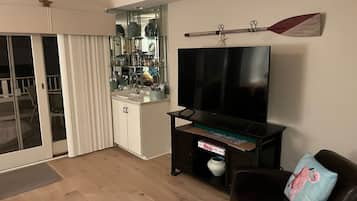TV connectée, cheminée, jeux vidéo, table de tennis de table