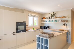 Fridge, microwave, oven, stovetop - Apartment Soleado - Portocolom (Portocolom)