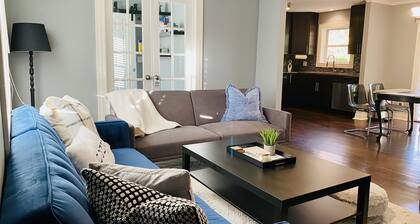15min airport/Dwntwn Pet Friendly. Work Friendly.