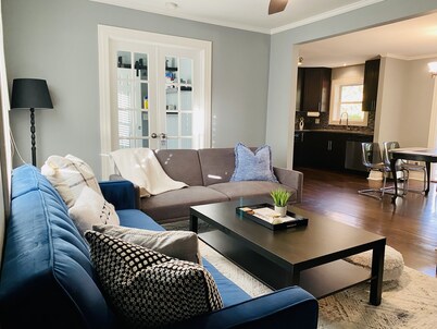 15min airport/Dwntwn Pet Friendly. Work Friendly.