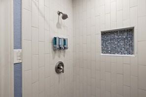 Banheira, secador de cabelo, toalhas de banho, sabonete